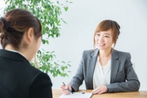 女性が説明している