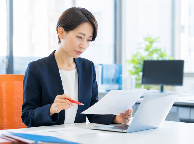 出稿前に求人キャッチコピーのNG表現をチェックする採用担当者の写真