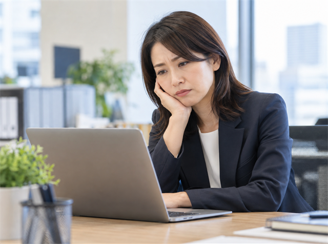 長く掲載しても求人が埋もれて応募が伸びず悩む採用担当者のイメージ写真