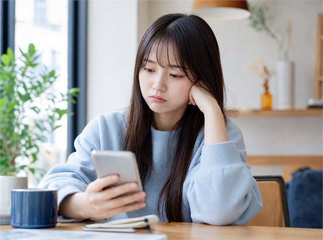 スマホで求人を流し読みしてピンとこず離脱しそうなZ世代の若者